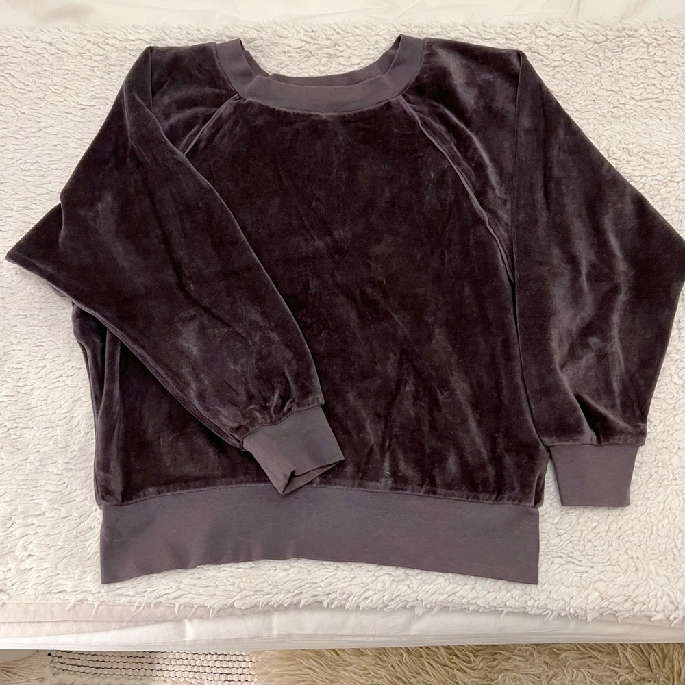Suzie Kondi Women’s Saba Raglan Velour Top